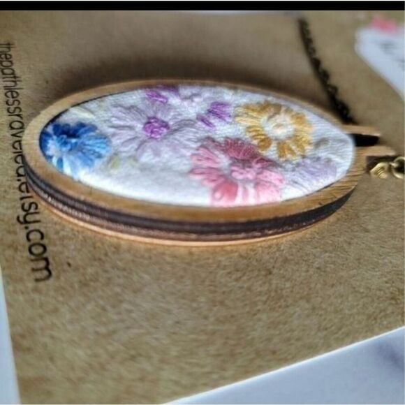 Embroidered daisy floral necklace A path less raveled cottagecore log dangle loo - Picture 3 of 5